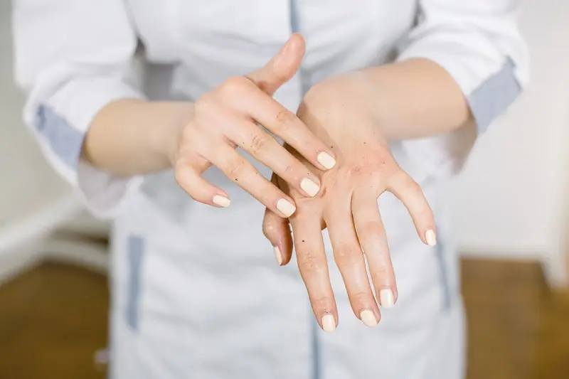close-up-of-woman-39-s-hands-in-body-scrub-grain-2021-12-09-05-01-17-utc-min homme ayant eu une greffe capillaire (F.U.E)